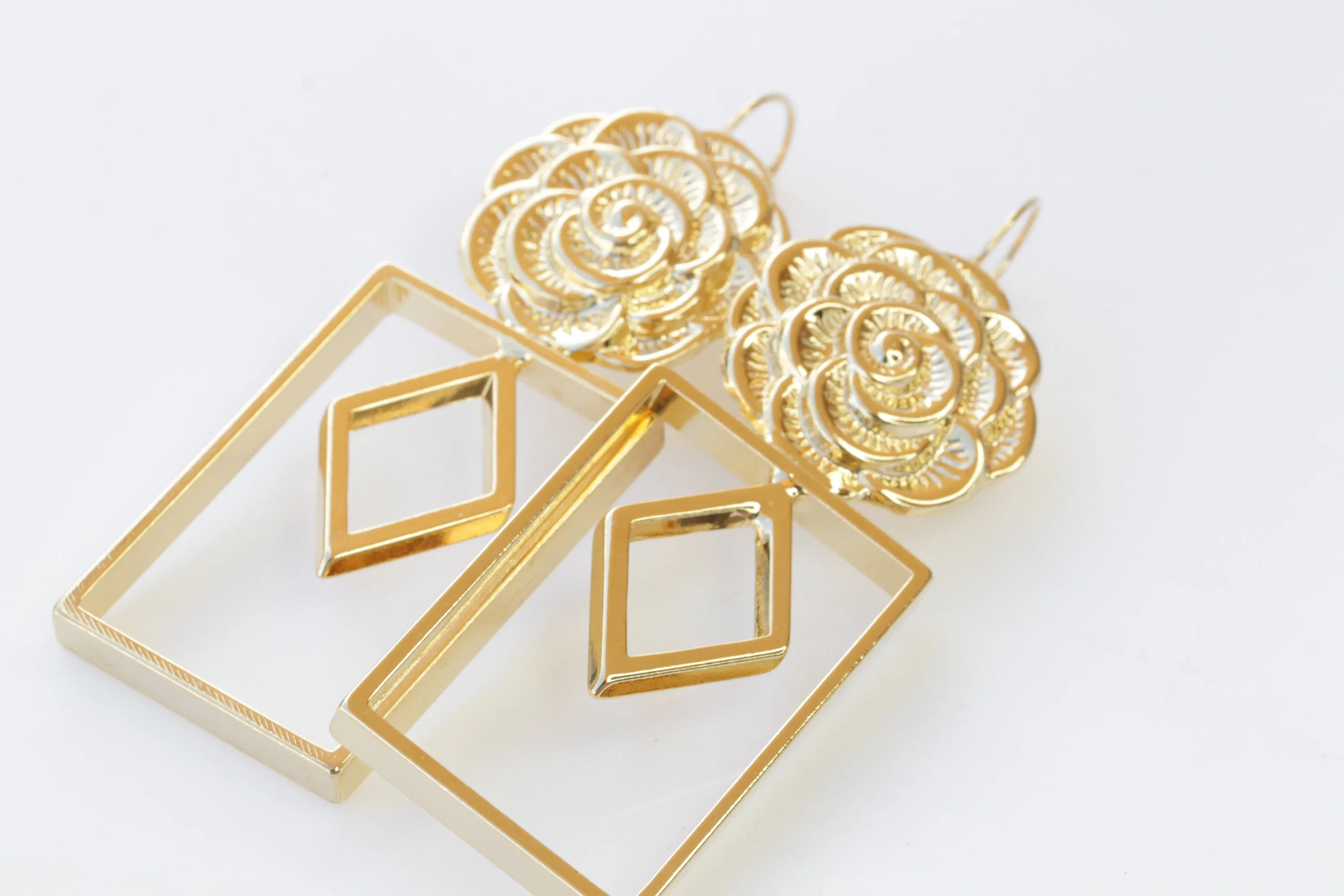 GOLD STATEMENT EARRINGS