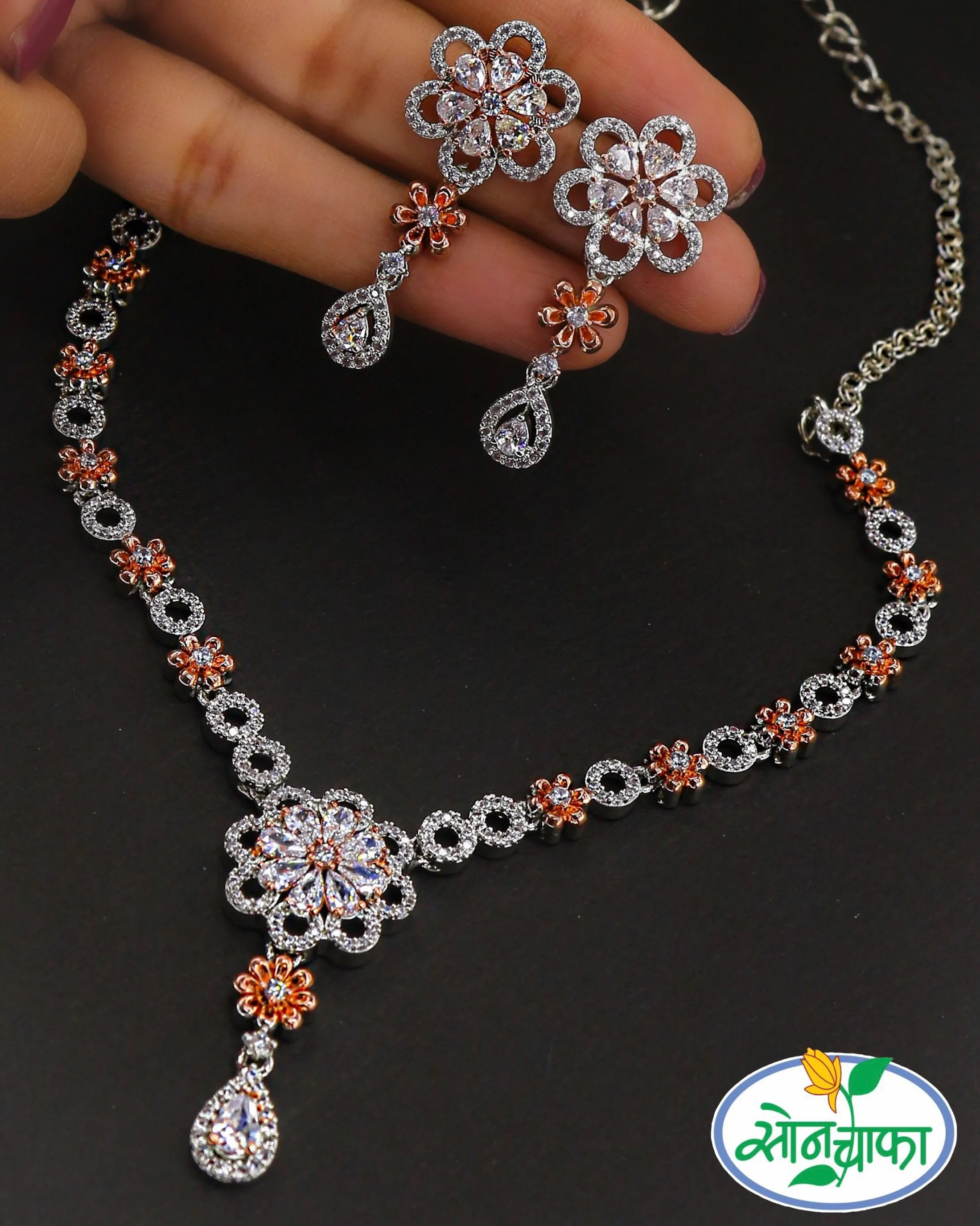 SHIMMERING LITTLE FLORAL DIAMOND NECKLACE